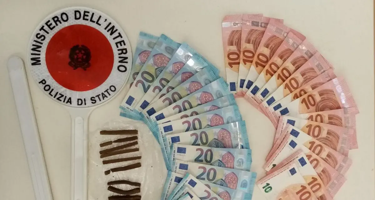Super lavoro in piazza Dante per vigili urbani e Polizia: in borghese e col binocolo contro lo spaccio di droga