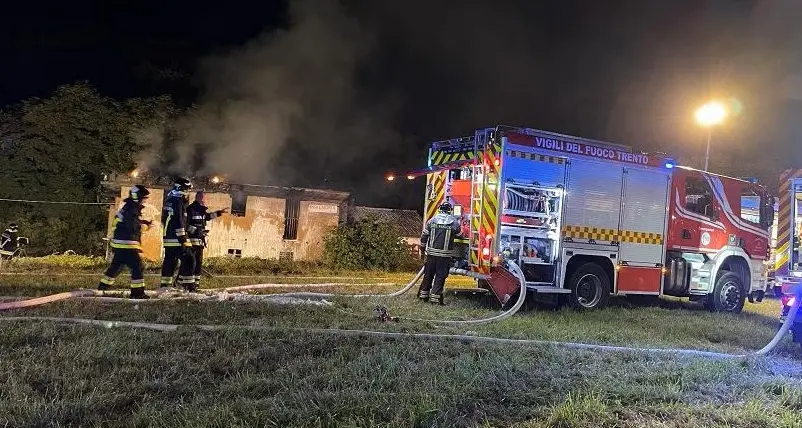 Sopramonte: incendio in una casa disabitata, nessuno coinvolto
