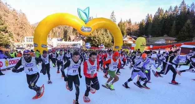 \"La Ciaspolada\" in versione vintage, prima del grande evento: in pista con racchette di legno e ciaspole anni ‘70