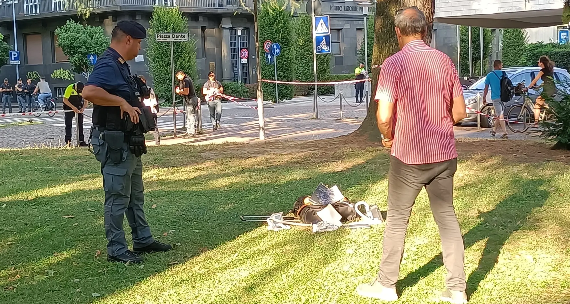 Allarme bomba in Piazza Dante: il trolley abbandonato conteneva vestiti e fogli di carta