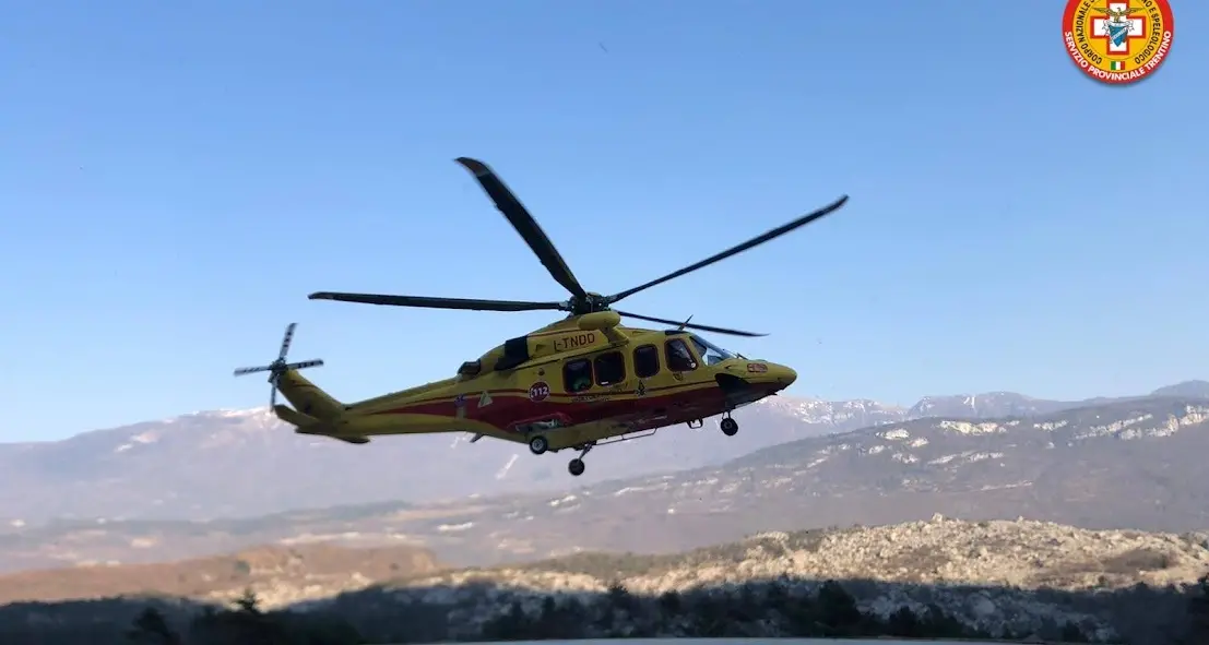 Esce di strada in moto, morto un centauro tedesco di 60 anni in val di Cembra