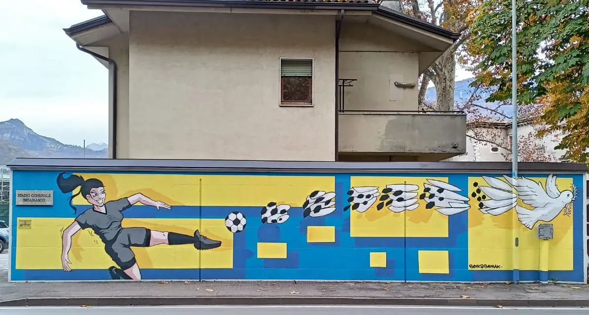 Il pallone diventa colomba, murales di pace al Briamasco