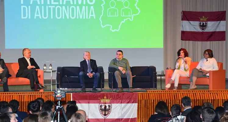 “Lezione” di autonomia per 400 ragazzi in Consiglio provinciale a Trento