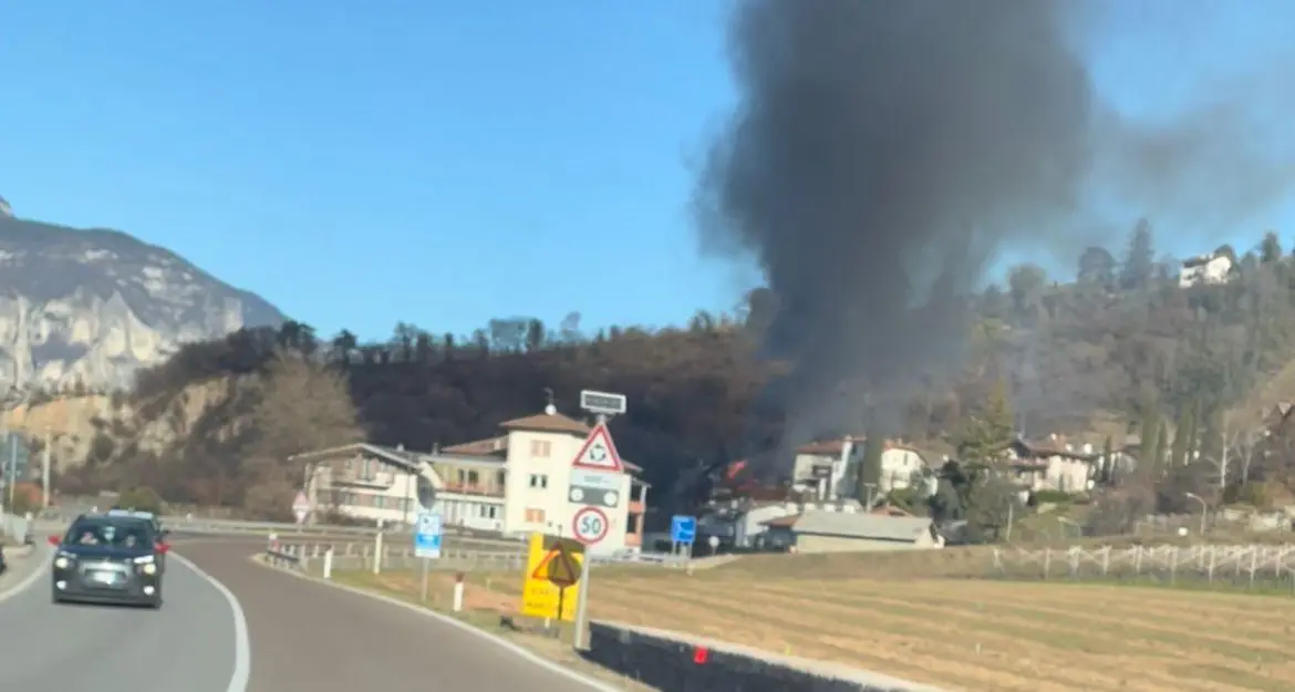 Lavis, a fuoco un deposito e una legnaia