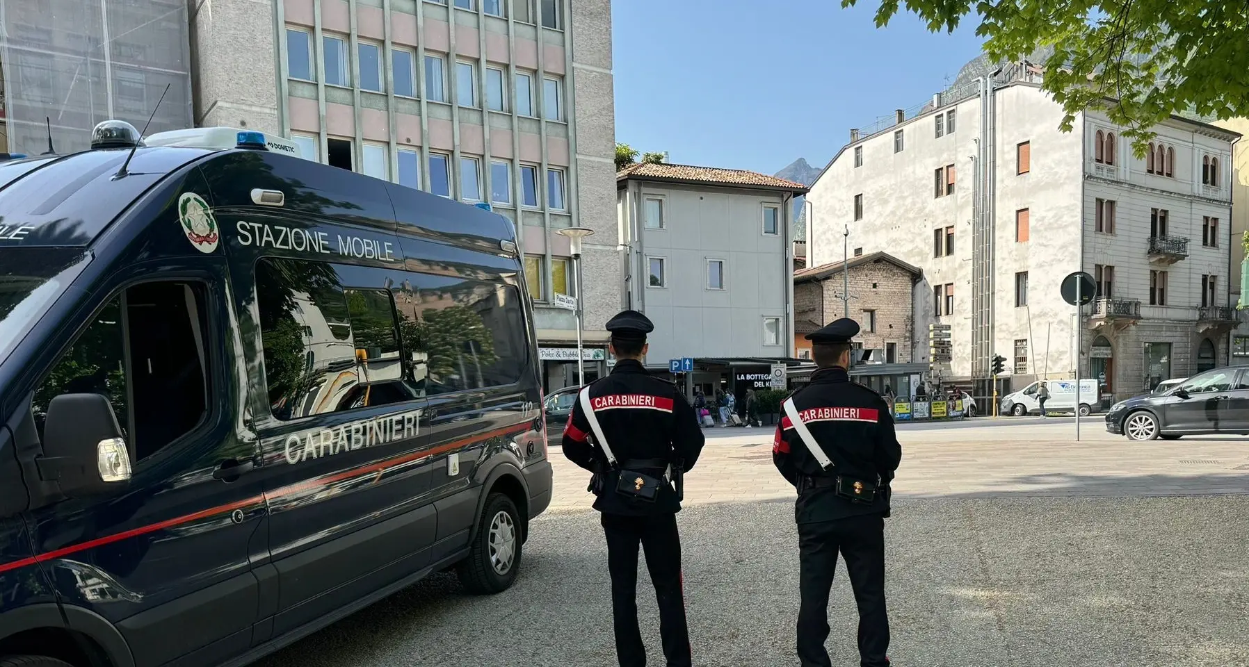Arrestato mentre cede una dose di cocaina in piazza Da Vinci