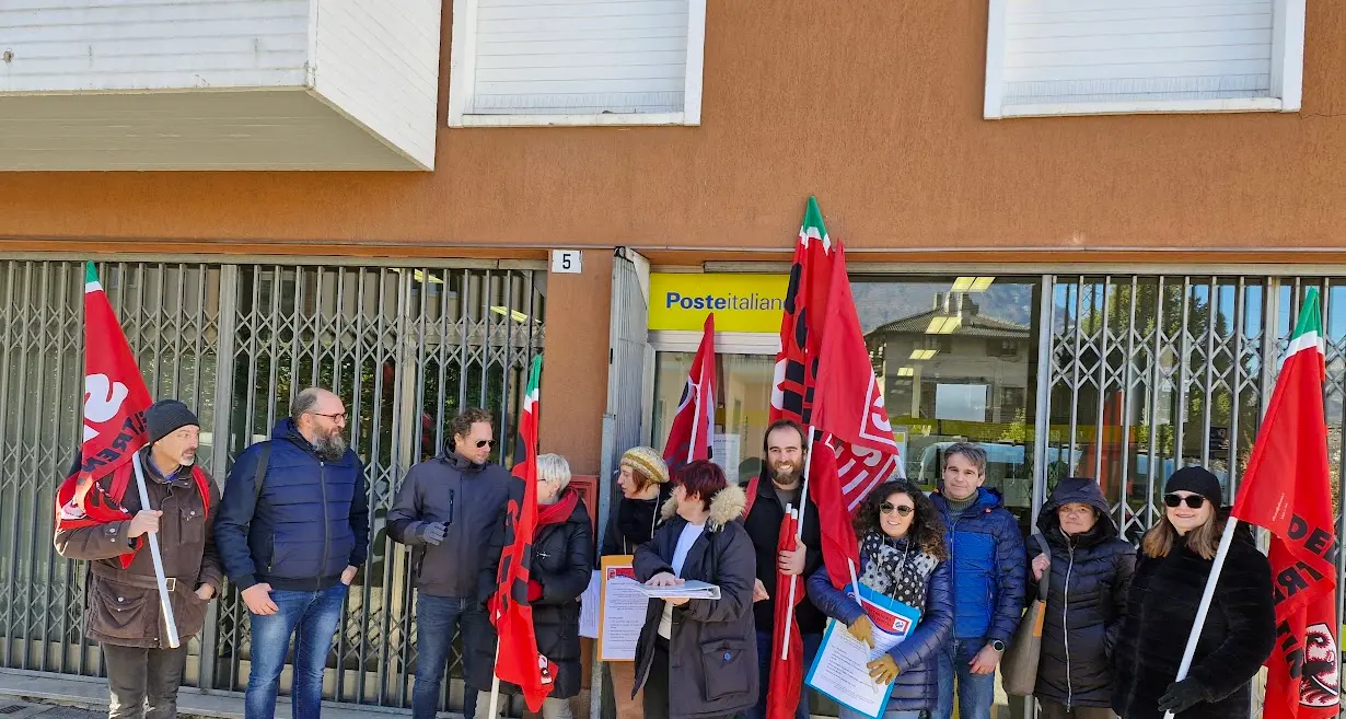 Trento, chiudono quattro uffici postali. Presidio dei sindacati a Ravina: «No ai tagli»