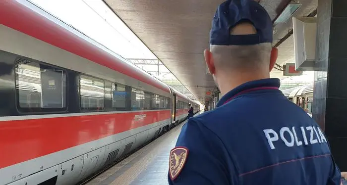 Treno riparte con bimbo di tre anni rimasto solo a bordo: la mamma era scesa per comprargli le caramelle