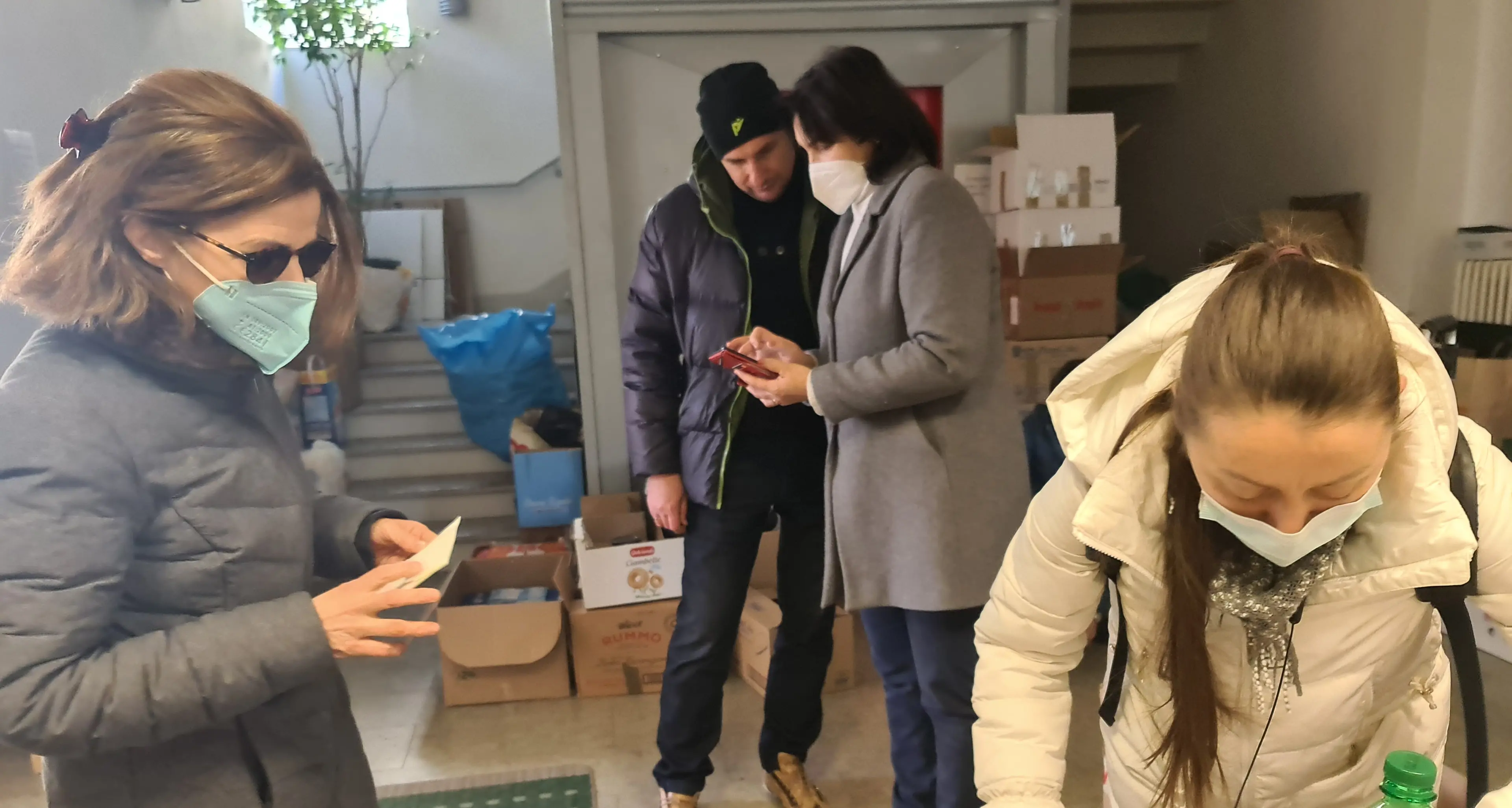 Trento, in tanti stanno donando vestiti e medicine per l’Ucraina. Già partiti due furgoni carichi