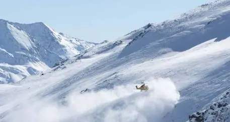 Scialpinista travolto da una valanga per decine di metri, si salva