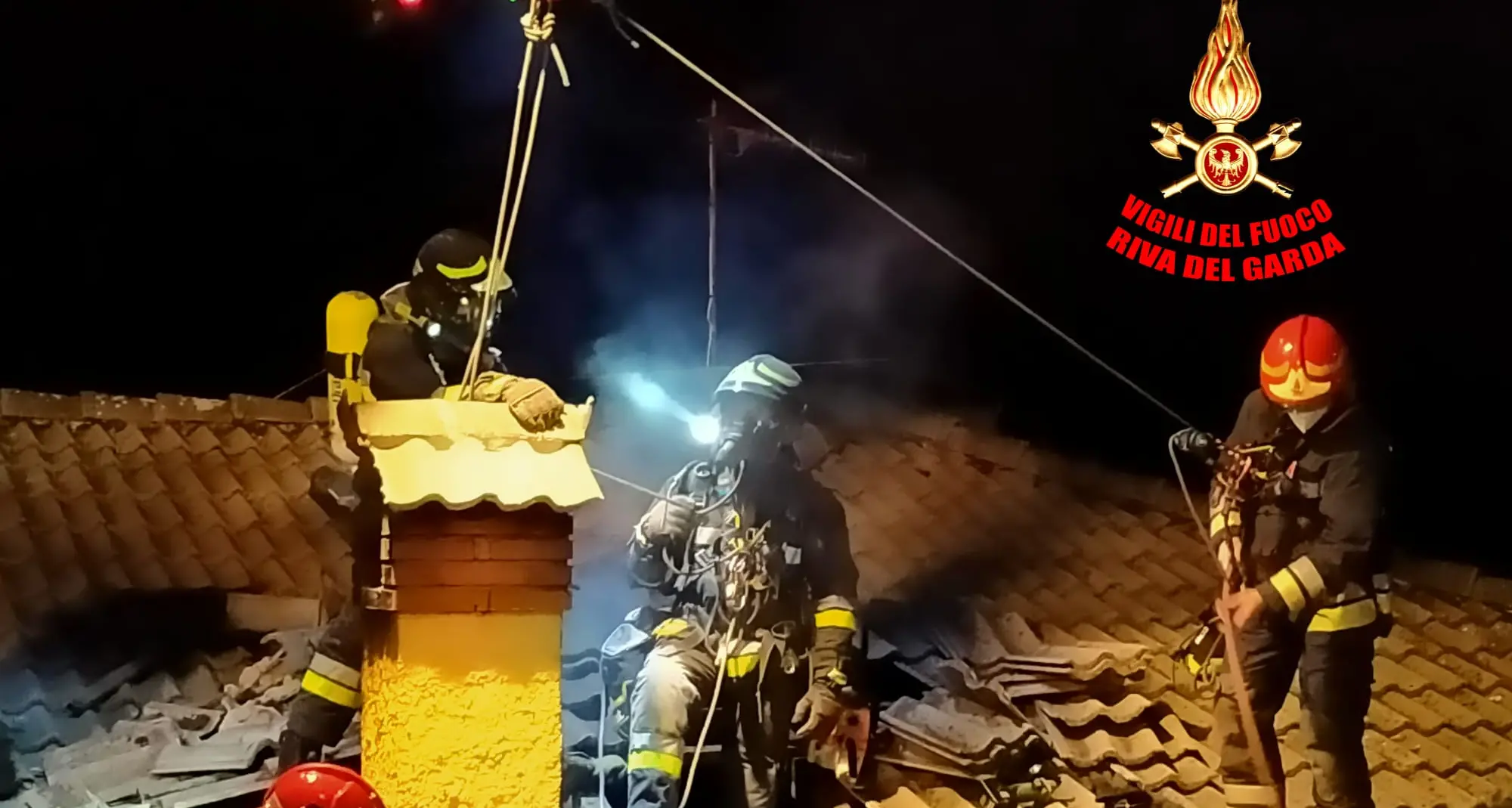 A fuoco il tetto: intervento serale dei vigili del fuoco di Riva