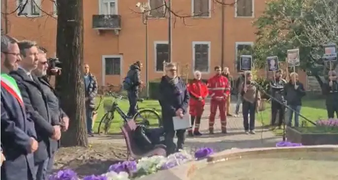 Trento, al parco San Marco la cerimonia in memoria delle vittime del Covid. La contestazione silenziosa dei No Vax