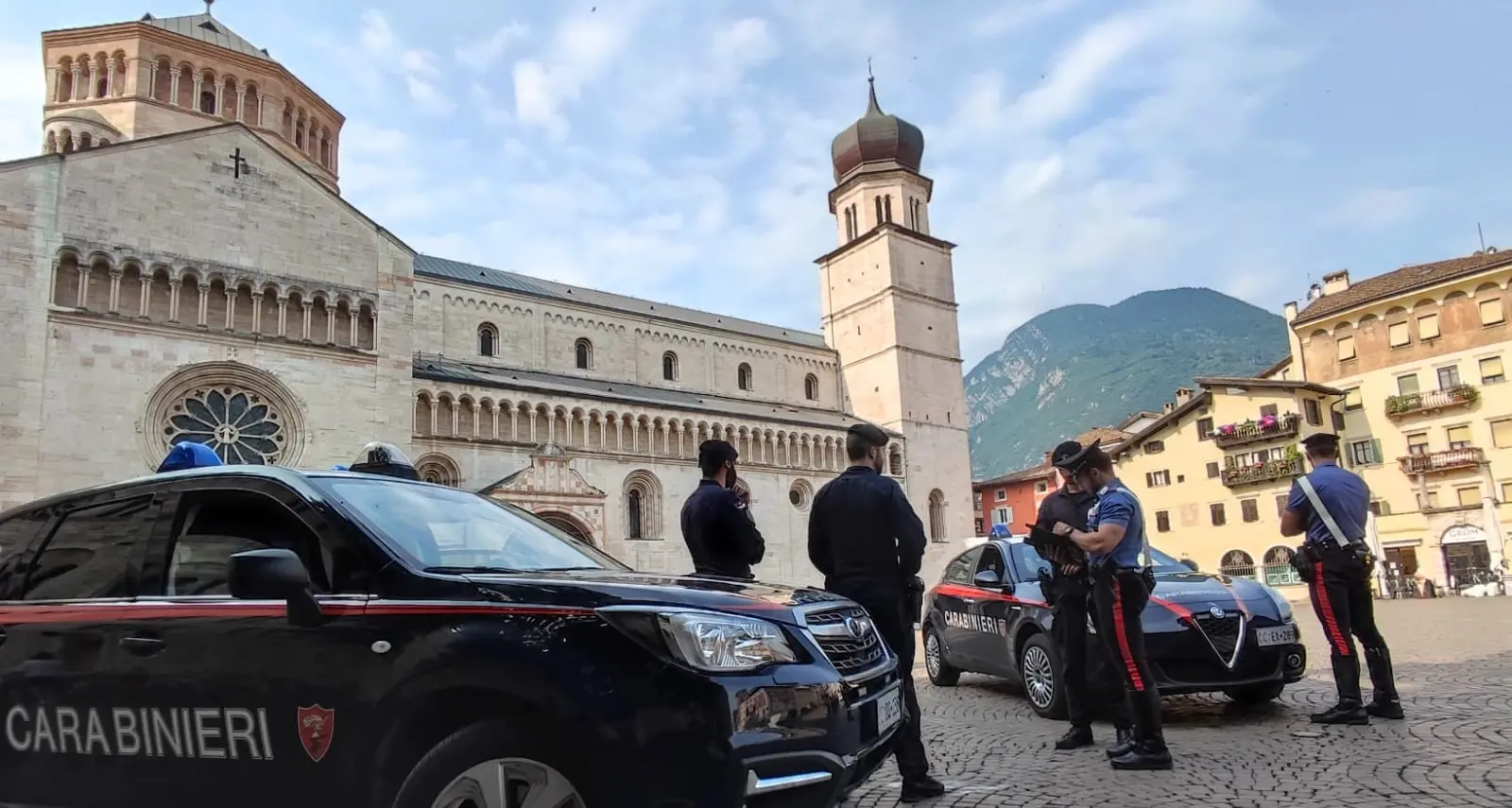 Quattordicenne picchiato la notte di Halloween in piazza Fiera a Trento, denunciati tre minorenni