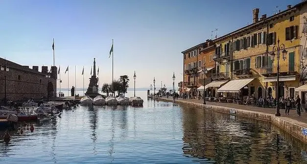 Lazise, è sotto processo per truffa ma resta al posto di lavoro