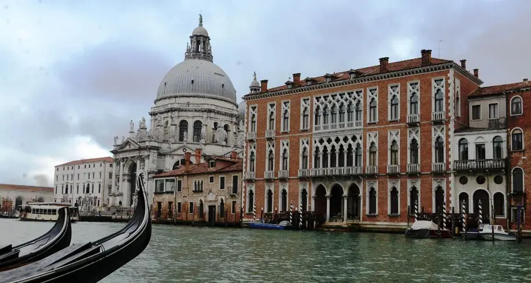 Venezia, cambi drastici per il turismo: stop agli altoparlanti e limite numerico ai gruppi