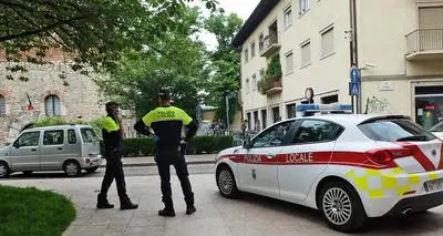 Trento, fugge col motorino rubato, senza casco e “bruciando” i semafori rossi: denunciato