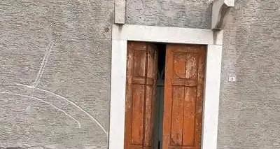 A Mezzocorona l’ex albergo in rovina continua a preoccupare i residenti: via vai di gente nelle ore serali