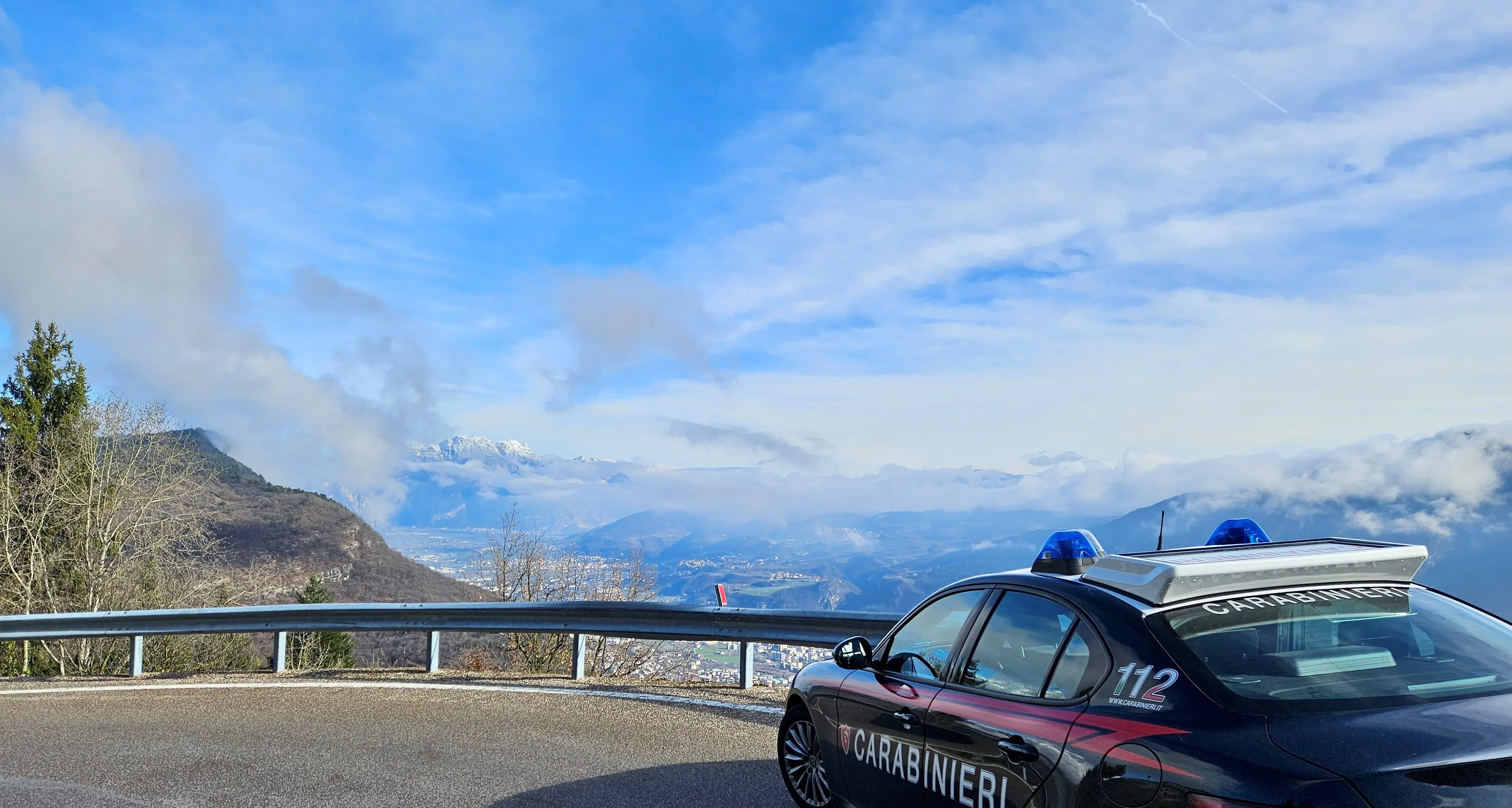 Tenta di rapinare una ragazza a Trento, lei si rifugia in un palazzo: arrestato un 32enne pregiudicato