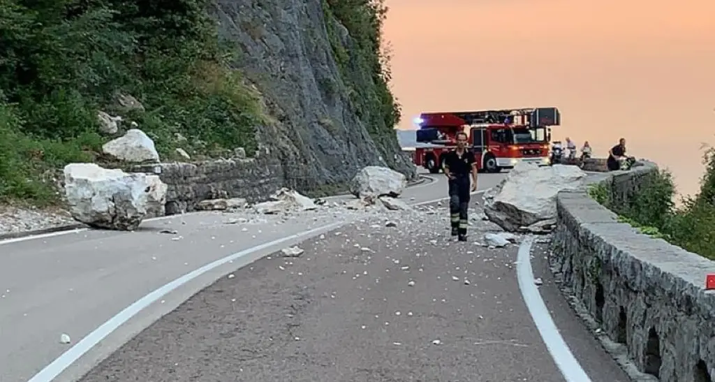 Frana in località Tempesta, chiusa la Gardesana al confine tra Veneto e Trentino