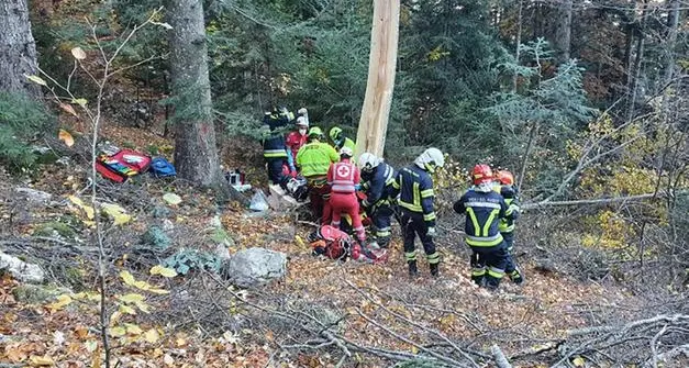 Comano Terme, travolto da un albero: imprenditore di 56 anni in rianimazione