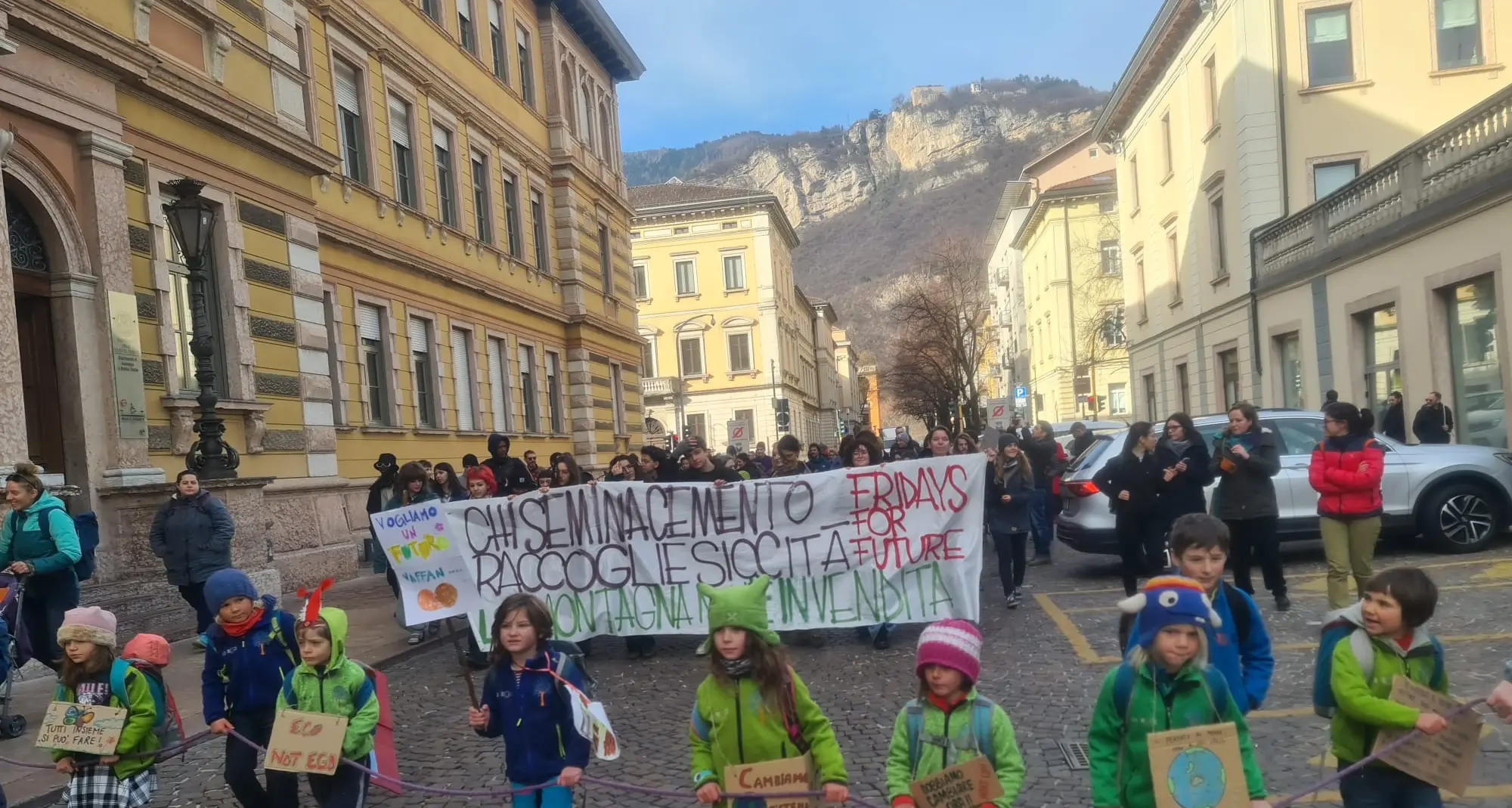 Sciopero per il clima: a Trento sfilano bambini, attivisti e sindacati