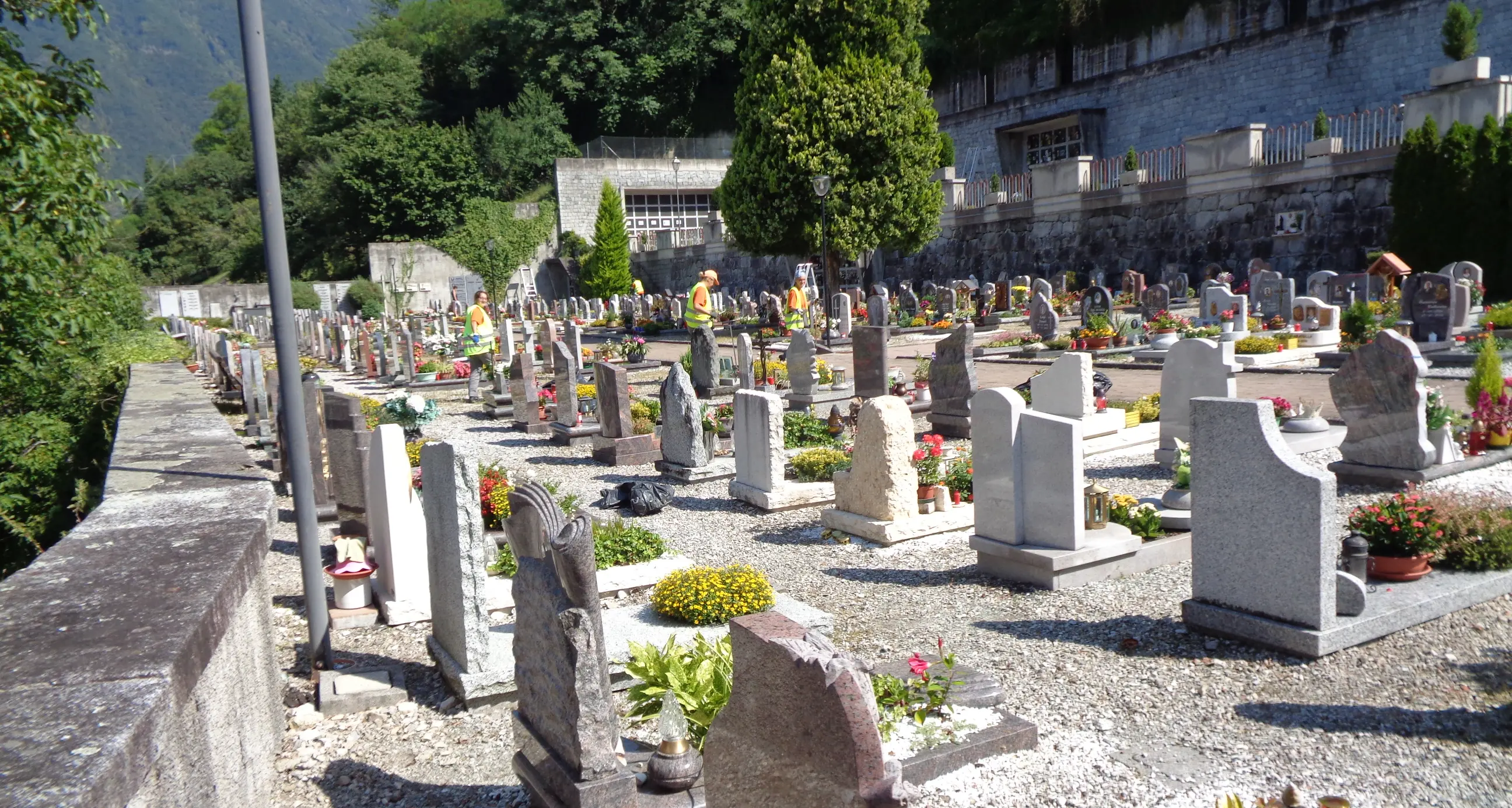 Ladri di fiori nei cimiteri del Chiese: «Rose e piante finiscono nei giardini privati»