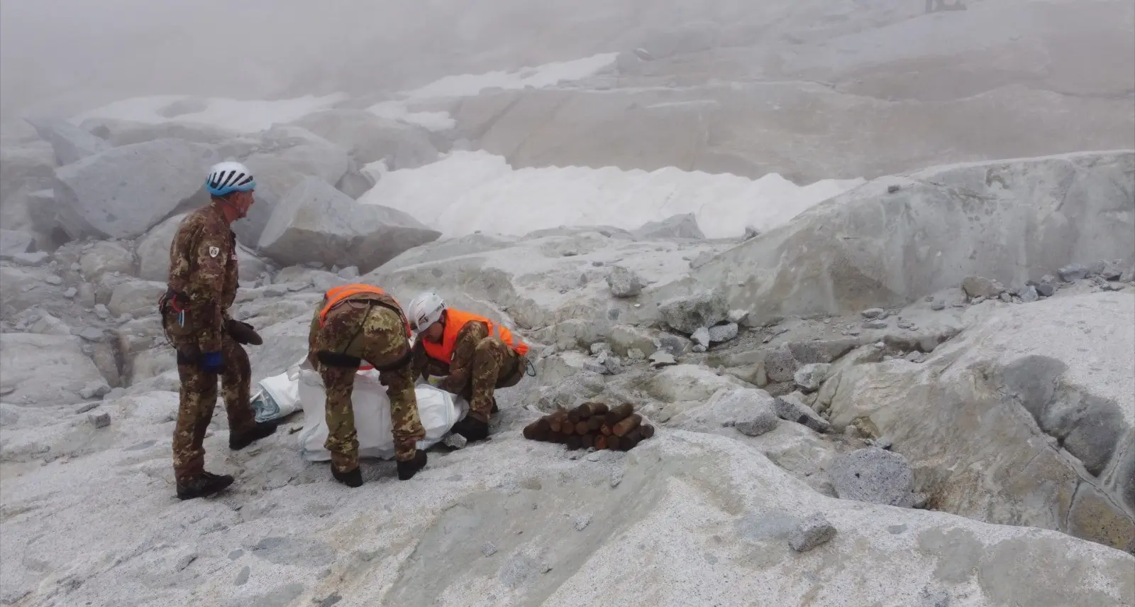 Adamello: le truppe alpine recuperano oltre 1.000 ordigni della Prima guerra mondiale