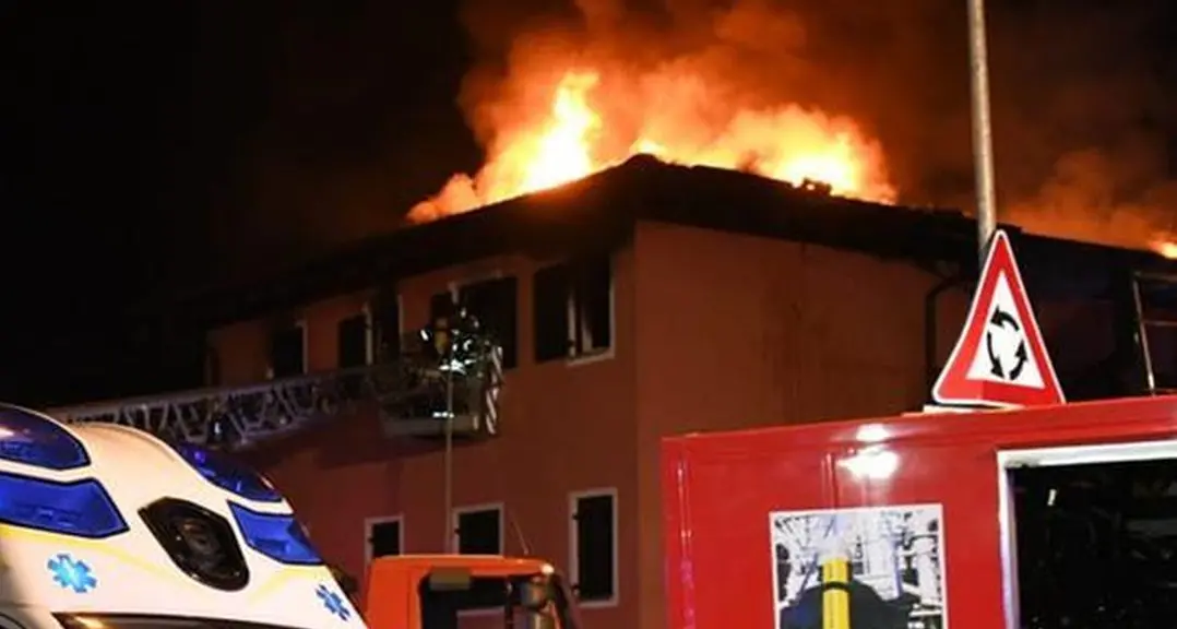 In fiamme abitazione a Trento Nord: una persona al pronto soccorso