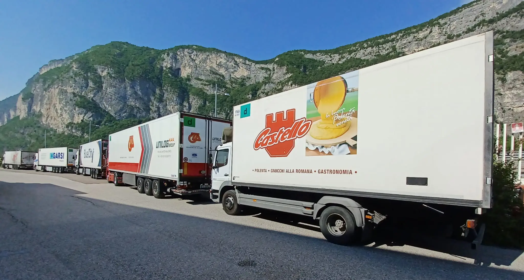 Sait, protesta dei magazzinieri: fornitori bloccati, coda di camion