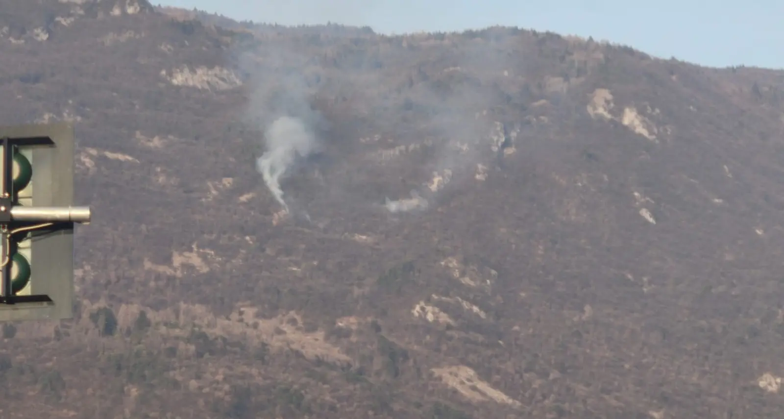 Incendio boschivo a Villa Lagarina: la colonna di fumo visibile a chilometri