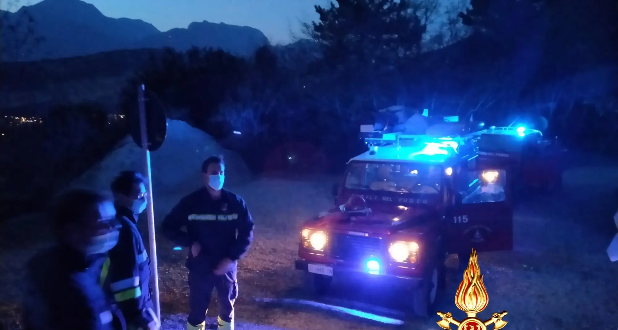 Torbole, famiglia accerchiata dai cinghiali salvata dai pompieri