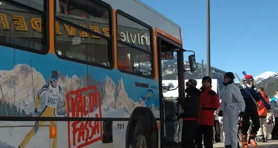 Skibus della val di Fassa, fioccano i certificati medici degli autisti nel week-end di Natale: “Troppe ditte esterne”