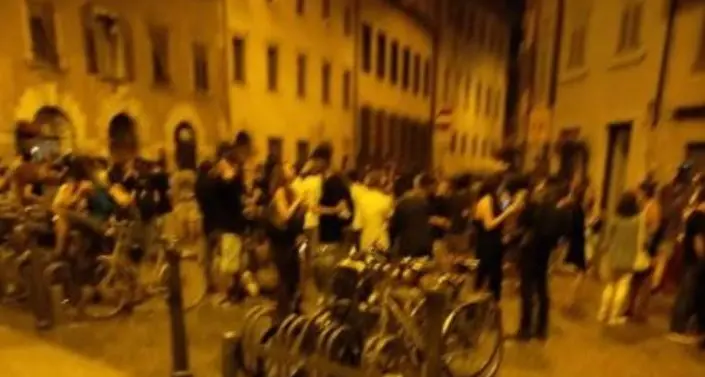 Trento, il ritorno della “malamovida” fra urla, rifiuti e scritte sui muri: la denuncia dei residenti