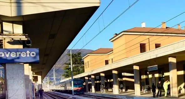Dramma alla stazione di Rovereto, donna muore investita da un treno merci