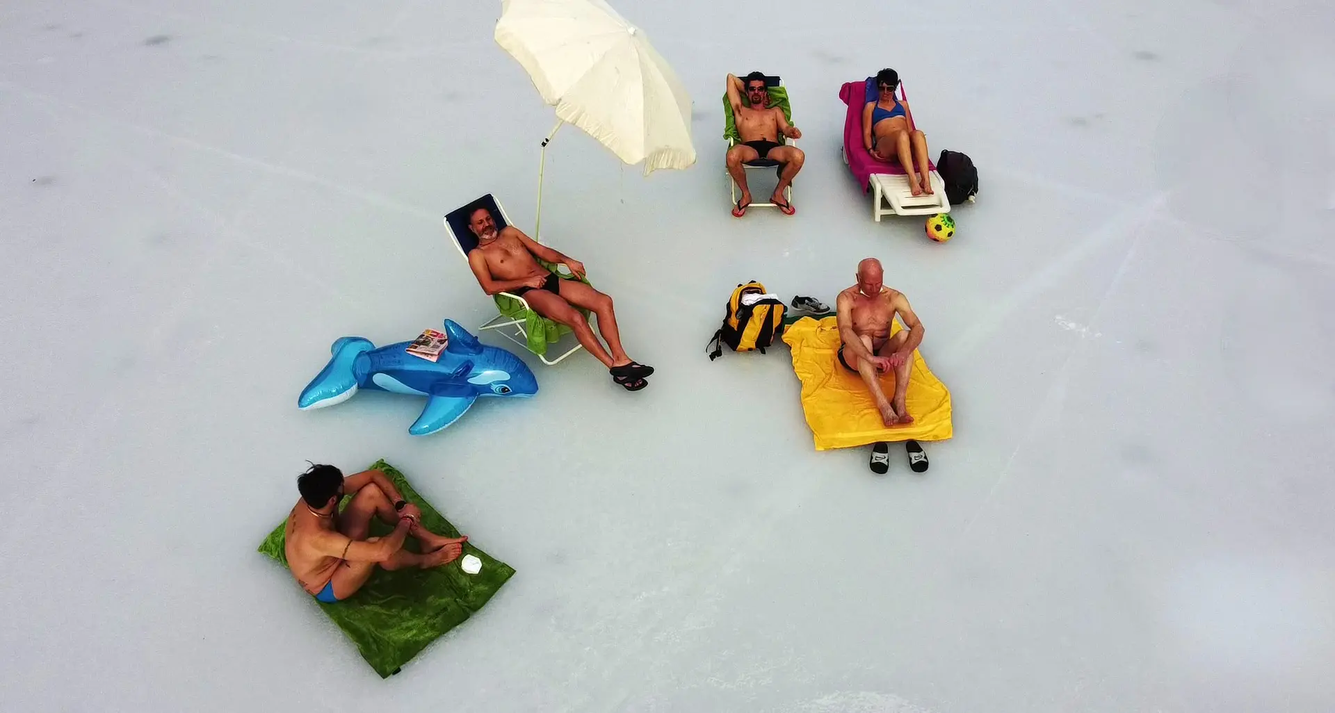 Niente \"Tuffo della Merla\", gli organizzatori però vanno in spiaggia: sdraio, ombrellone e costume sul ghiaccio