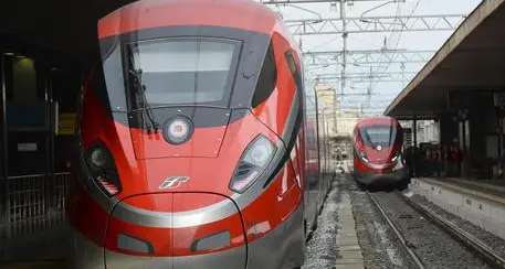 Sberla ad un passeggero e sassi contro il treno: parapiglia sulla linea del Garda