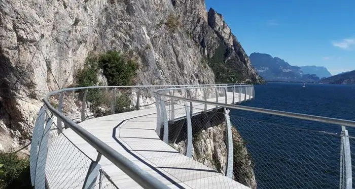 La ciclabile a sfioro sul lago di Garda fa un altro passo avanti: via alla progettazione del tratto di Torri del Benaco