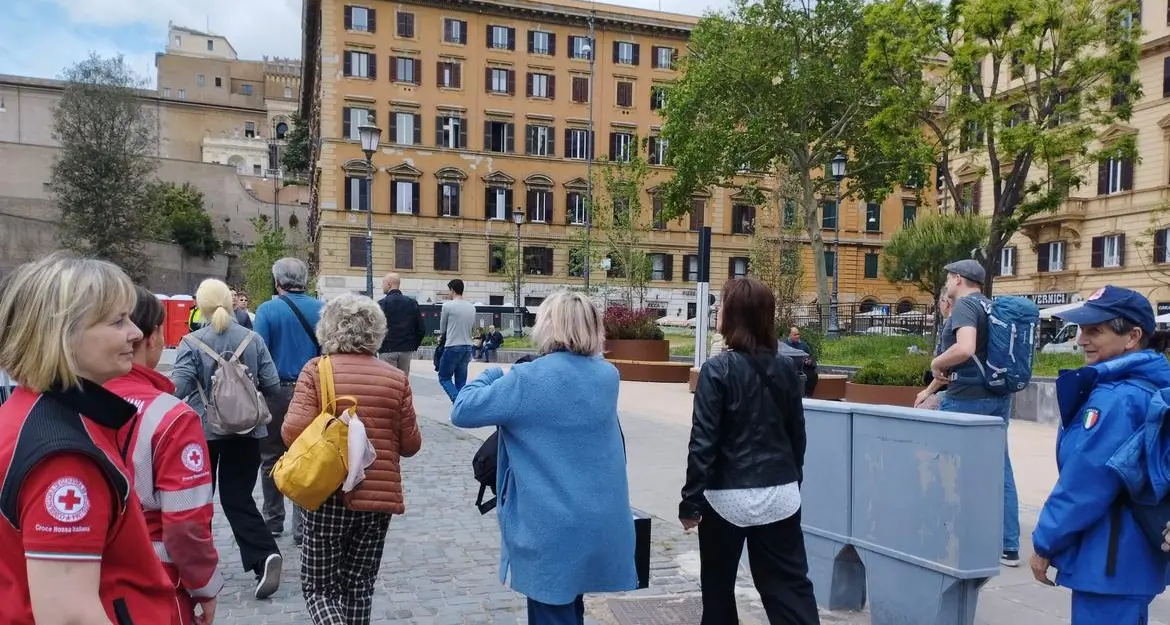 Volontari trentini: impegno notte e giorno accanto ai fedeli in coda a Roma per salutare Francesco