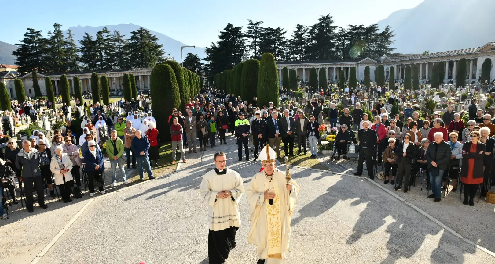 Ognissanti, il monito del vescovo Tisi: «Basta rincorrere la perfezione e misurare la santità»