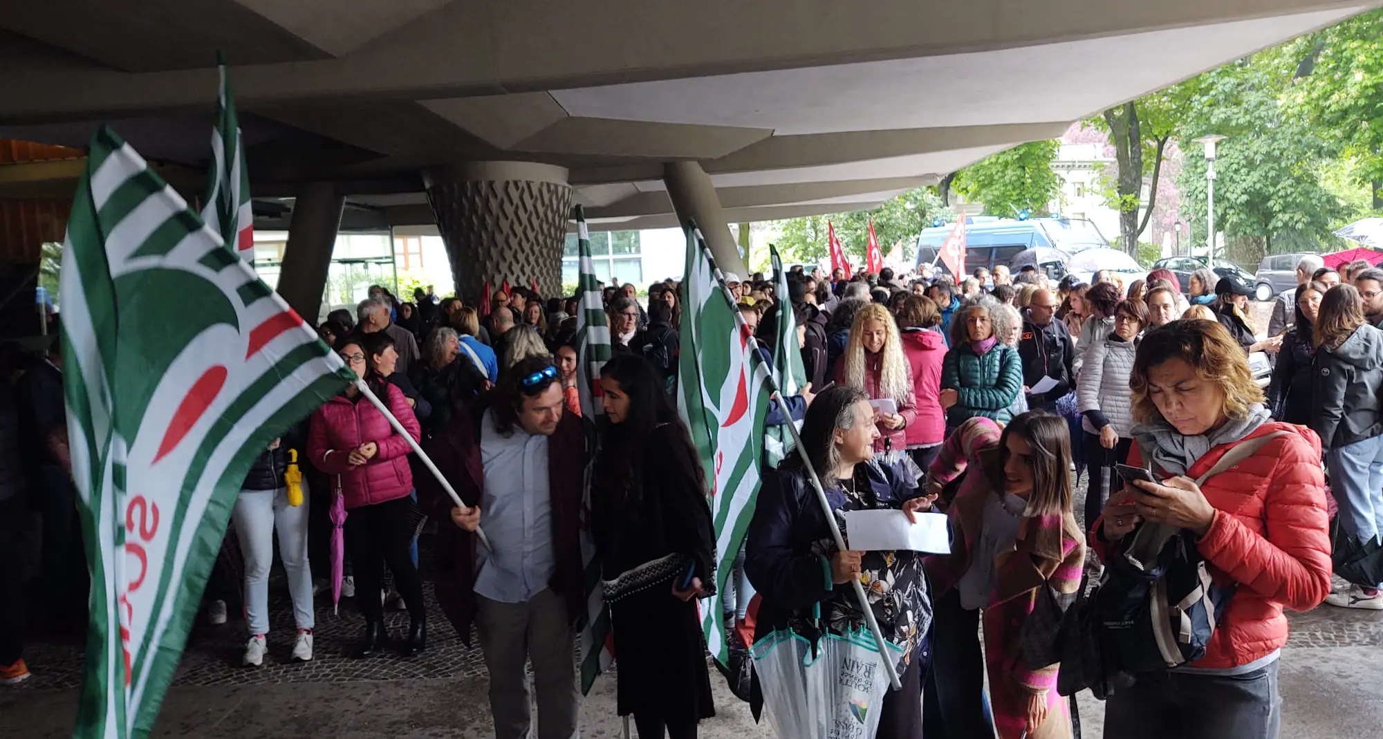 “È ora di dire basta e farsi sentire”. Un migliaio di lavoratori del comparto scuola scendono in piazza sotto la pioggia