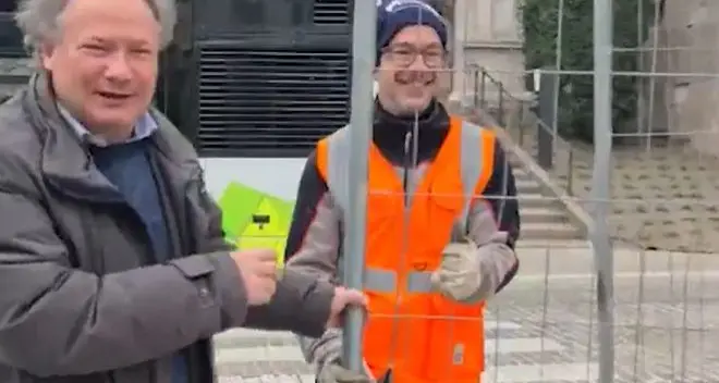 Trento, i sindaci Ianeselli e Andreatta tolgono l’ultima transenna: ecco la “nuova” piazza Mostra