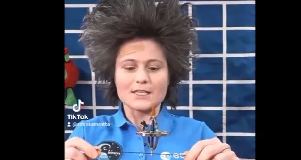 AstroSamantha, i saluti dallo spazio prima di tornare sulla Terra: «Sogno famiglia, amici e una bella doccia»