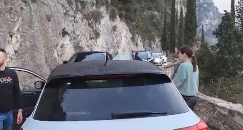 Garda, tutti fermi sulla strada della Forra… ma non per guardare il panorama