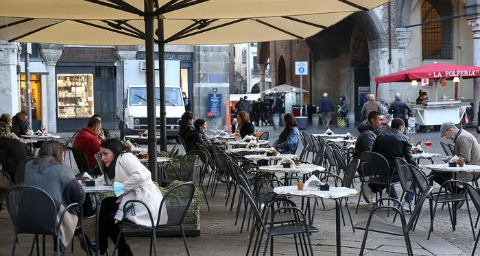 A Riva molti bar “esagerano” con tavolini e sedie: plateatici irregolari, ora scattano i controlli. Scontate le polemiche