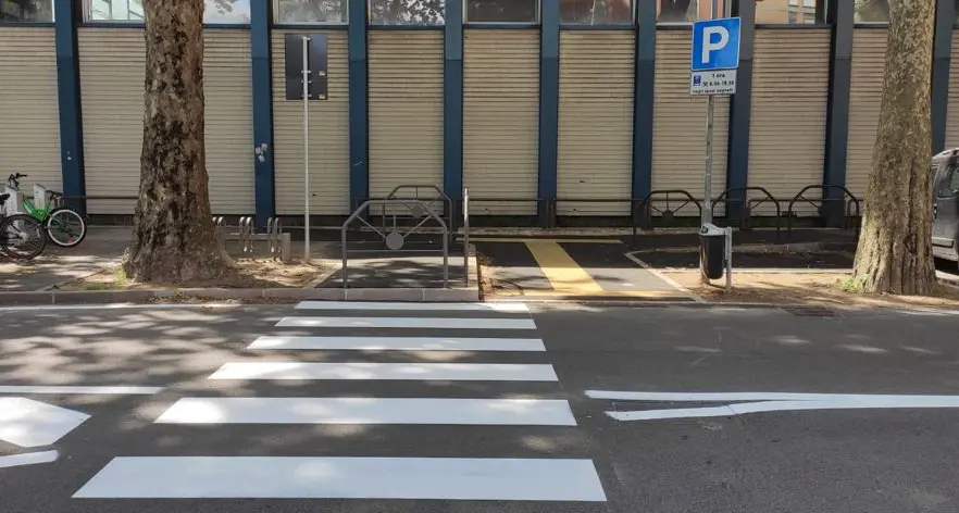 Le strisce pedonali (e quelle sensoriali) finiscono contro una barriera: scoppia il caso a Trento