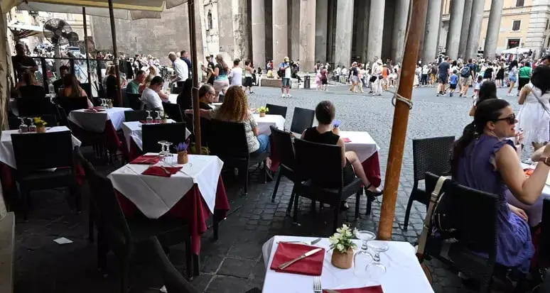 Vino: i consumi al ristorante valgono 12 miliardi euro l'anno, i più leggeri di tendenza