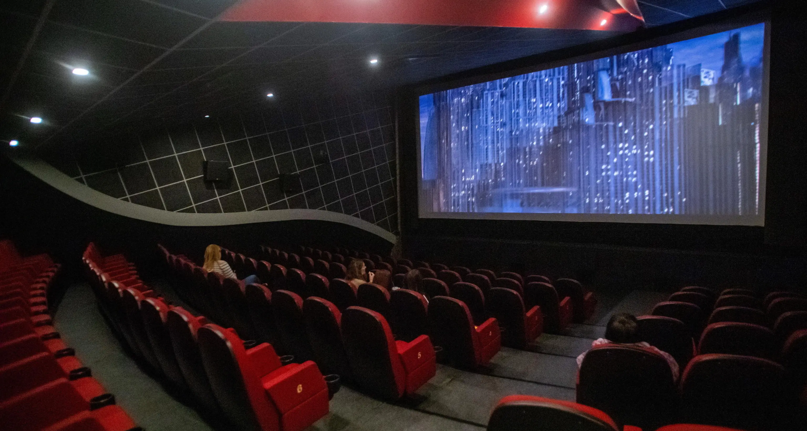Cinema e teatri verso l’80% delle capienza, stadi e concerti al 75