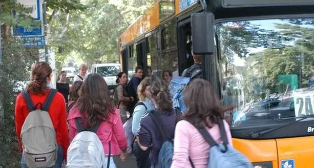 Autobus e Green Pass, rischio caos: in Trentino 10 mila studenti non vaccinati. Fugatti: “Al lavoro per una deroga”