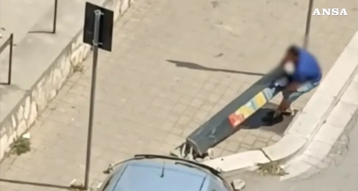 Bari: sradica un parchimetro e lo carica in auto, incastrato dai video