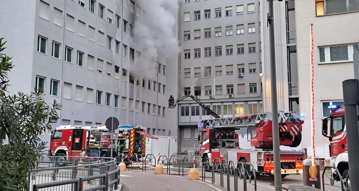 Santa Chiara, dopo l’incendio riprendono gli interventi chirurgici di ortopedia