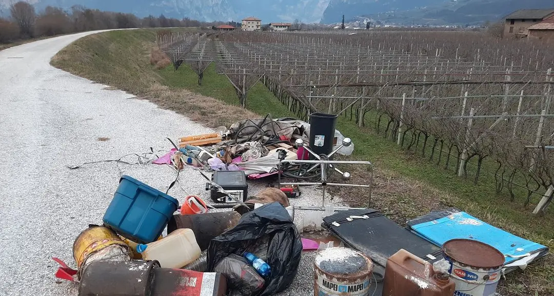 Nave San Rocco, rifiuti abbandonati in mezzo alla strada
